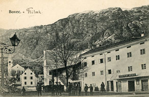 Večina trgovcev se je ukvarjala tudi z gostinstvom in še s kakšno drugo dejavnostjo. Bovški trgovec Leopold Jonko je imel na glavnem bovškem trgu še hotel. (E. Trinka, zasebna last)