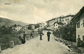 Za prodajo od vrat do vrat so preko celega leta skrbeli potujoči trgovci. Prodajali so lastne izdelke ali raznovrstno drobno blago drugih trgovcev in obrtnikov. (Arhiv Tolminskega muzeja)