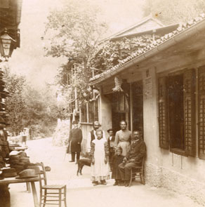 Obrtniki so svoje izdelke prodajali na sejmih ter v domačih delavnicah. Nekateri so v specializirani prodajalni poleg domačega prodajal še drugo blago. Na fotografiji so Munihovi na Mostu na Soči, ki so bili sprva klobučarji, kasneje pa so imeli na svojem domu kar dve trgovini in še gostilno. (M. Munih, zasebna last)