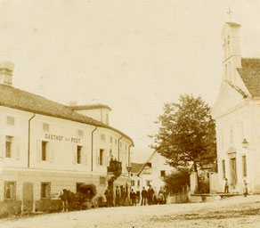 Na glavnem bovškem trgu, kjer se danes nahaja hotel Alp, je nekdaj stal Sorčev hotel Pri pošti. Tu so se ustavljali popotniki in furmani, pa tudi kronane glave, saj je nudil hotel tudi najzahtevnejšim gostom vse potrebno ugodje in postrežbo. (E. Trinka, zasebna last)