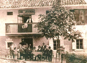 Gostje zbrani pred gostilno Andreja Drekonja na Ljubinju. (Arhiv Tolminskega muzeja)