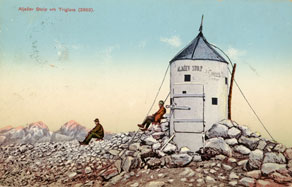 Postavitev Aljaževega stolpa na Triglavu leta 1895, je bila za slovensko planinstvo, predvsem na simbolni nacionalni ravni, velik dosežek. Dotedanja prevlada nemških planinskih društev, se je s tem dejanjem in s krepitvijo slovenskih društev, močno zmanjšala. (E. Trinka, zasebna last)