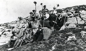 Skupina tolminskih planincev na Črni prsti leta 1899. Ta ne preveč zahteven hrib je bil priljubljen predvsem zaradi raznolikega planinskega cvetja, ki ga je bilo tu v izobilju. (Arhiv Tolminskega muzeja)