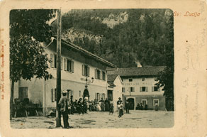 Priljubljen letoviščarski kraj Zgornjega Posočja je bila Sv. Lucija (Most na Soči). Večina obiskovalcev je je bivala na glavnem trgu,  kjer sta se poleg trgovin nahajali še dve gostilni in hotel. (M. Mlinar, zasebna last)