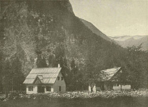 Koča tržaške podružnice Nemško-avstrijskega planinskega društva na Logu v Trenti. Desno za njo se je nahajalo domovanje Ivana Zorča, v katerem je od leta 1900 delovala gostilna Triglav. (Dom in svet, 15. 6. 1899)