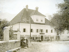 Huberjeva gostilna v Bovcu je bila konec 19. stoletja med bolj uglednimi. Tu so na svežem zraku in v objemu gora letovali predvsem pomembni gostje iz Trsta in Gorice. (Arhiv Trentarskega muzeja)