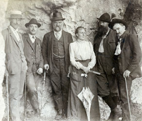 Med dobro obiskanimi turističnimi cilji v Tolminu in okolici so bila Tolminska korita in Dantejeva jama. Pred slednjo je leta 1903 nastala tudi ta fotografija. (Arhiv Tolminskega muzeja)