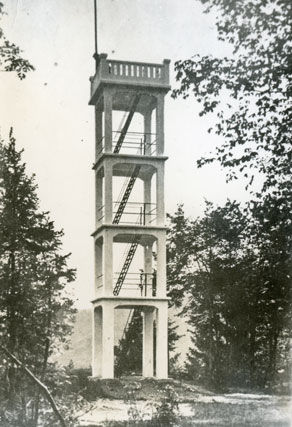 Na vrhu Kozlovega roba v Tolminu je domače Olepševalno društvo kot dodatno turistično zanimivost leta 1912 zgradilo večnadstropni razgledni stolp.  Uredilo je tudi več turističnih poti, ki so iz Tolmina vodile do te in drugih krajevnih zanimivosti. (Arhiv Tolminskega muzeja)