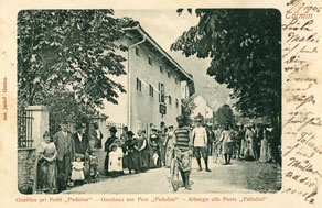 Med zahtevnejše oblike preživljanja prostega časa je sodilo kolesarjenje, ki se je začelo v Posočju uveljavljati konec 19. stoletja. Že takrat so na obsoški cesti organizirali tudi prve kolesarske dirke. (M. Škrabec, zasebna last)