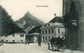 Lahka kočija, s kakršnimi so se prevažali premožnejši potniki, parkirana pred Sorčevim hotelom v Bovcu. (Arhiv Tolminskega muzeja)