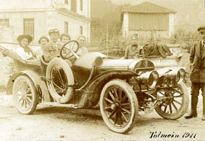 Prvi osebni avtomobil je še pred prihodom železnice v Tolmin pripeljal notar Quarantotto, doma iz Trsta. Vožnja s to novo pripravo je zbujala pri mimoidočih veliko zanimanja pa tudi nemalo strahu. (Arhiv Tolminskega muzeja)