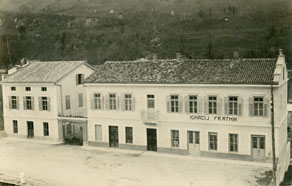 Trgovec Ignac Fratnik z Mosta na Soči se je začel s trgovino ukvarjati v času gradnje Bohinjske proge. Ker je bilo v prvi svetovni vojni poslopje trgovine uničeno, je leta 1921 dogradil novo stavbo. V njej je prodajal jestvine in različno hišno opremo, kmete pa zalagal z otrobi in drugim kmetijskim blagom. (M. Munih, zasebni arhiv)