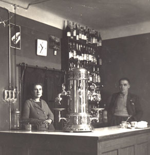 Italijanske oblasti so v večjih krajih odpirale posebne lokale, imenovane Dopolavoro. Namenjeni so bili druženju in zabavi, predvsem pa širjenju fašistične ideologije in italijanske kulture. Tolminski Dopolavoro je deloval v prostorih Petrinove gostilne v Tolminu. (Arhiv Tolminskega muzeja)