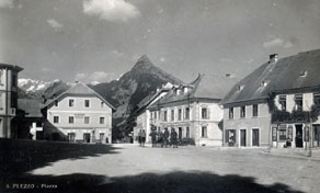 Glavni bovški trg je bil med obema vojnama obkrožen z gostinskimi in trgovskimi lokali. (Arhiv PANG)