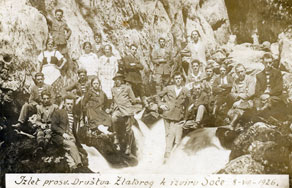 Skupina izletnikov pri izviru Soče, lažje dostopni ter zato množično obiskani turistični točki v dolini Trente. (Arhiv Tolminskega muzeja)