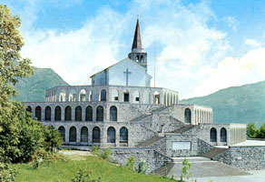 Med največjimi italijanskimi spominskimi obeležji vezanimi na dogodke prve svetovne vojne je italijanska kostnica v Kobaridu, ki je kmalu postala priljubljen turistični cilj. (Arhiv Tolminskega muzeja)