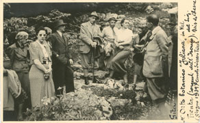 Člani Švicarskega kluba iz Trsta ob obisku botaničnega vrta Juliana v Trenti leta 1939. Sredi med njimi stoji Albert Bois de Chesne, ustanovitelj in lastnik vrta. (E. Trinka, zasebna last)