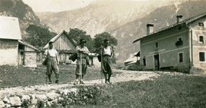 Pod krinko planinarjenja, paše, lova ali drugih dejavnosti je šlo ilegalno čez mejo veliko raznovrstnega blaga. Iz Jugoslavije so v Italijo tihotapili predvsem tobak, v nasprotni smeri pa riž, kavo in celo živali. Ob stopnjevanju fašističnega nasilja so preko hribov pobegnili tudi mnogi preganjani Slovenci. (Arhiv Tolminskega muzeja)