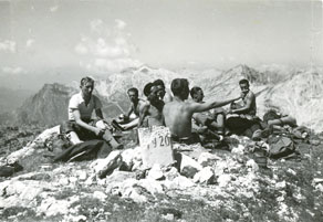 Slovenci so zelo radi zahajali v gore tudi zato, ker strogi nadzor države tja ni segel. Brez skrbi so se družili in v miru tudi zapeli, saj so bile sicer slovenske pesmi v javnosti prepovedane. Družba planincev ob razbitem mejnem kamnu na vrhu Škrbine. (Arhiv Tolminskega muzeja)