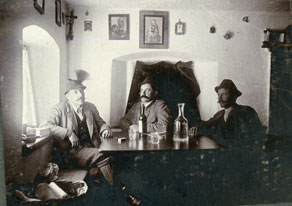 Tržačan Albert Bois de Chesne (levo) je bil reden obiskovalec Trente, saj je bil že pred vojno zakupnik trentarskih lovišč. Fotografija je bila posneta v izbi gorskega vodnika Antona Tožbarja – Špika (desno), ki je bil tudi sam strasten lovec. (Zbirka Trentarskega muzeja)