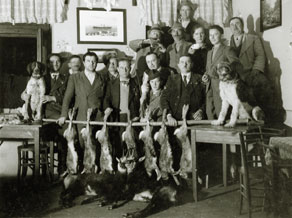 Skupina lovcev s plenom, zbrana v Petrinovi gostilni v Tolminu. (Arhiv Tolminskega muzeja)