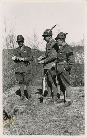 Oficirji, uradniki in drugi prišleki, ki so bili po službeni dolžnosti nastanjeni v Posočju, so prosti čas radi zapolnili tudi s športnimi dejavnostmi. Ribolov je bil med bolj priljubljenimi. (Arhiv Tolminskega muzeja)