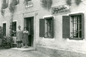 V vaseh so bile trgovine in gostilne v rokah krajevnih kmetijskih zadrug, ki so praviloma organizirale tudi odkup in prodajo lokalnih kmetijskih pridelkov. je imela Na fotografiji je poslovalnica Kmetijske zadruge Slap ob Idrijci v vasi Pečine na Šentviški planoti. (K. Kofol, zasebna last)