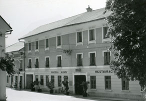 Nekateri lastniki nacionaliziranih gostinskih in trgovskih objektov so svoje znanje in izkušnje s pridom uporabili pri vodenju družbenih gostinskih in trgovskih podjetjih. Domicijan Ostan, predvojni lastnik mesnice in hotela Ostan, ki je bil po nacionalizaciji preimenovan v hotel Kanin, je postal vodja Gostinskega podjetja KLO Bovec. (Arhiv Tolminskega muzeja)