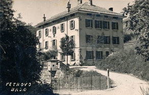 Kar nekaj izpraznjenih objektov italijanskih obmejnih enot je po vojni služilo turističnim namenom. Objekt finančne straže na Petrovem Brdu je bil preurejen v okrevališče za železničarske delavce, danes je v njem dom onemoglih. (Arhiv PANG)