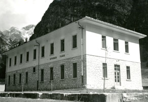 Stavba vojašnice v Trenti, ki je bila po vojni spremenjena v depandanso bližnjega hotela Planinski orel. (E. Trinka, zasebna last)