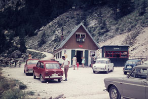 V Zgornjem Posočju so delovala tri planinska društva. Ker na svojem območju niso zmogla vzdrževati vseh planinskih koč, so za nekatere skrbela društva iz drugih delov Slovenije. Dobro obiskana koča pri izviru Soče je odtlej v rokah Planinskega društva Jesenice. (Arhiv Tolminskega muzeja)