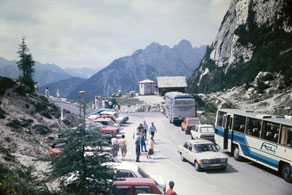 Vršiška cesta je bila zaradi turističnega obiska v poletni sezoni zelo obremenjena. Z gorenjske strani je bila običajno splužena šele v začetku maja, ko se je turistična sezona že začela, kar je pri turističnih delavcih na primorski strani sprožalo negodovanje in nemalo skrbi. (Arhiv Tolminskega muzeja)