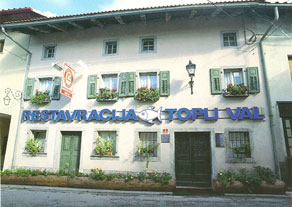 Čeprav je kulinarika pomemben del turistične ponudbe, ji posoški gostinci sprva niso namenjali posebne pozornosti. S specializirano gostinsko ponudbo se je med prvimi začela ukvarjati kobariška restavracija Topli val, ki je bila poznana predvsem po ponudbi ribjih jedi. (Arhiv Tolminskega muzeja)