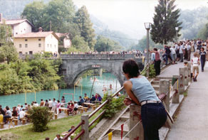 V Zgornjem Posočju se preko celega leta odvijajo prireditve, ki so namenjene tako domačinom kot turistom. Med najstarejše sodi Noč na jezeru na Mostu na Soči, ki je bila pod tem imenom prvič izpeljana leta 1973. (Arhiv PANG)
