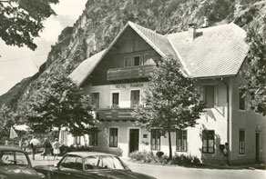 V Trenti je bil glavni gostinski objekt hotel Planinski orel, h kateremu je spadala še depandansa Planika. Hotel je imel konec 50. let na razpolago 11 sob s toplo vodo, v slabše opremljeni Planiki pa je lahko v 30 sobah prespalo kar 54 ljudi. (Arhiv Tolminskega muzeja)