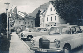 Med obiskovalci soške doline so do 60. let 20. stoletja prevladovali domači gostje. Med tujci, največkrat zgolj v tranzitu ali na krajših enodnevnih izletih, pa so bili najpogostejši Italijani, Nemci in Avstrijci. Število stacionarnih tujih gostov je začelo naraščati šele z izboljšanjem gostinske ponudbe in nočitvenih kapacitet. (Arhiv PANG)