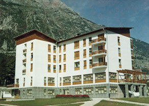 V Bovcu je leta 1963 zrastel prostoren in sodobno urejen hotel Alp z restavracijo, kavarno, nočnim barom ter sobami z lastno kopalnico, v katerih je lahko prespalo 112 ljudi. (Arhiv Tolminskega muzeja)