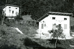 Zaradi pomanjkanja nočitvenih kapacitet je Turistično društvo Kobarid leta 1962 na terasah ob poti k italijanski kostnici postavilo štiri turistične bungalove, v katerih je bilo prostora za štiričlansko družino. Podobne hišice so stale tudi v bovškem parku ob cerkvi Device Marije v Polju. (Arhiv Tolminskega muzeja)