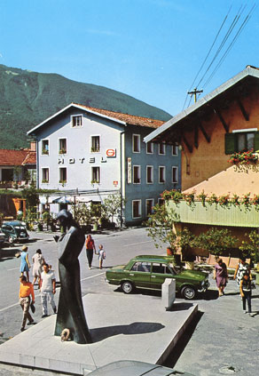 Kobariški hotel Zvezda je prišel leta 1968 v upravljanje trgovskega podjetja Grosist Gorica in bil preimenovan v Hotel G. V hotelskem paviljonu se je nahajala tudi moderna samopostrežna trgovina. (Arhiv Tolminskega muzeja)