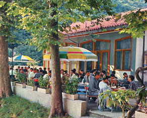 Hotel Soča na Mostu na Soči se je ponašal z odlično kuhinjo, ki je slovela po specialitetah iz ribjega in divjačinskega mesa. Gostje, bodisi stacionarni ali zgolj prehodni, so lahko uživali na prelepi hotelski terasi tik nad sotočjem Idrijce in Soče. Tu so se ob poletnih večerih odvijale tudi priljubljene plesne zabave. (Arhiv Tolminskega muzeja)