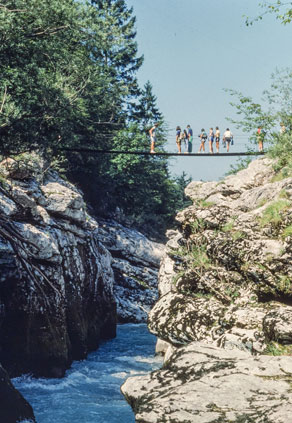 S porastom turističnega obiska se je večalo tudi število novih turističnih točk. Klasičnim ciljem, kot so npr. izvir Soče, trdnjava Kluže in Tolminska korita, so se sčasoma pridružile še druge znamenitosti, ki bogatijo ponudbo in privabljajo vedno nove goste. (Arhiv Tolminskega muzeja)