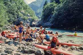 Kajakaški turizem se je na Soči začel uveljavljati v 70. letih minulega stoletja. Danes sodi med najpomembnejše segmente turistične ponudbe Zgornjega Posočja. (Arhiv Tolminskega muzeja)