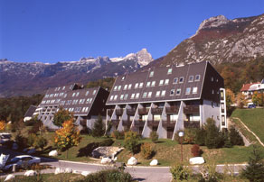 Leta 1984 je bilo na severozahodnem robu Bovca zgrajeno moderno apartmajsko počitniško naselje Kaninska vas, ki je nudilo 1.500 ležišč. Apartmaje, v katerih je bilo prostora za največ šest oseb, so kupovali zasebniki in delovne organizacije iz vse Jugoslavije. (Arhiv Tolminskega muzeja)