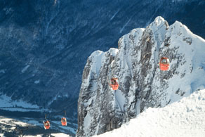 Najzahtevnejši del gradnje kaninskega smučišča je predstavljala postavitev krožno-kabinske žičnice, ki je z dolžino 5800 metrov povezala dolino in smučarske površine v visokogorju. (Arhiv Tolminskega muzeja)