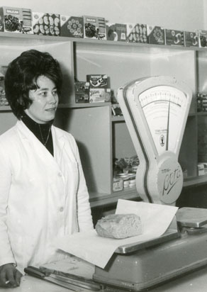 Trgovine so povečanemu turističnemu obisku v poletnih mesecih le težko sledile. Gostje so se pritoževali nad pomanjkanjem sadja, slabo izbiro kruha, na višku sezone je v Bovcu pogosto zmanjkalo tudi priljubljenih pijač. Prizor z na pol praznimi policami je bil posnet v Mlinotestovi trgovini v Bovcu. (Arhiv Mlinotesta)