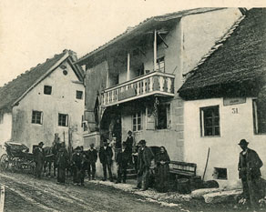 Med težavnejše odseke obsoške poti je sodil trnovski klanec, ki si je do izgradnje nove ceste dejansko zaslužil takšno ime. Na Trnovem je ob hiši gostilničarja in trgovca Andreja Fona, v s slamo kriti hiši na desni, živel cestar, ki je vzdrževal ta zahtevni cestni odsek. (M. Škrabec, zasebna last)