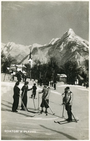 Smučanje, ki je prišlo v Zgornje Posočje že pred prvo vojno, je postalo med obema vojnama priljubljen način preživljanja prostega časa. Najpomembnejše smučarske destinacije so bile Livek, Log pod Mangartom in Bovec (na sliki). (Arhiv Tolminskega muzeja)