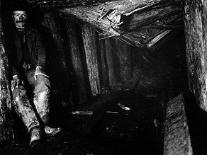 Retaining beams in the tunnel were broken by strong earth pressure. Retaining beams in the tunnel were broken by strong earth pressure.