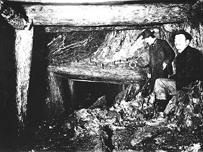 Strong earth pressure collapsed the tunnel ceilings, hindering construction of the tunnel. Strong earth pressure collapsed the tunnel ceilings, hindering construction of the tunnel.
