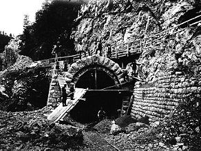 Gradnja severnega portala predora Klavže maja 1905 Gradnja severnega portala predora Klavže maja 1905